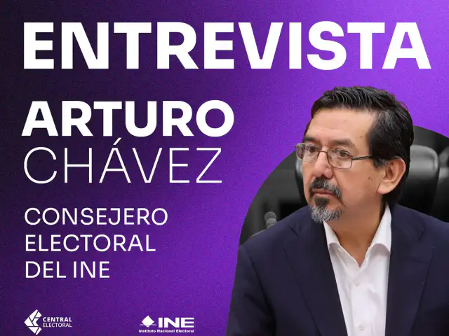 Consejero electoral durante una entrevista radiofónica sobre el proceso electoral