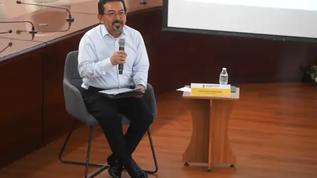 Consejero del INE durante conferencia magistral en Nuevo León