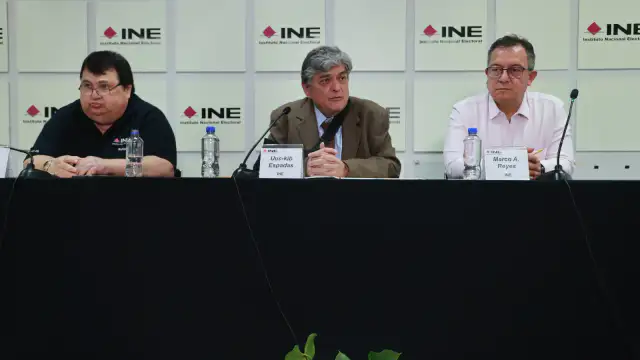 Consejero electoral del INE durante conferencia de prensa sobre cuotas legislativas