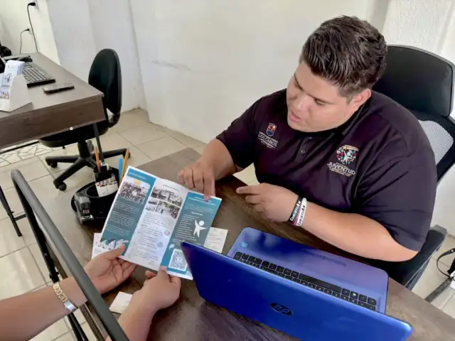 Oficinas del INJUVE Los Cabos en Cabo San Lucas con carteles de programas juveniles