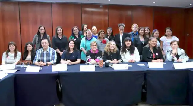 Mujeres participando en una mesa de análisis sobre legislación en materia de feminicidio