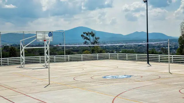 Estudiantes en la nueva cancha de usos múltiples del Tecnológico de Uriangato