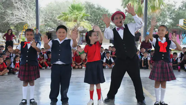 Estudiantes de primaria reunidos durante una actividad de teatro guiñol en Reynosa