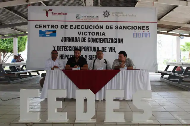 Personal médico aplica prueba rápida a un interno en el CEDES de Ciudad Victoria, Tamaulipas.