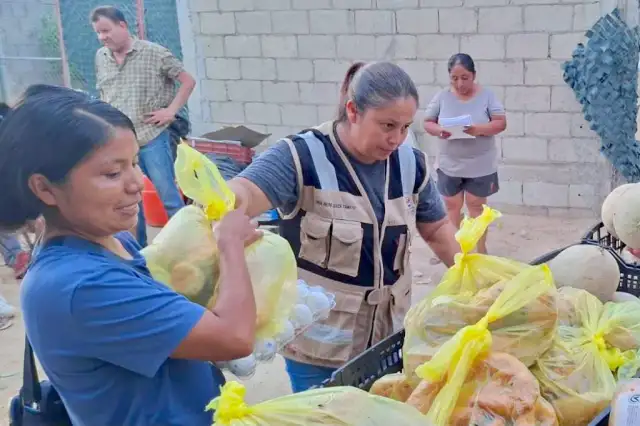 Familias recibiendo apoyos alimentarios durante una jornada social en una colonia de Cabo San Lucas
