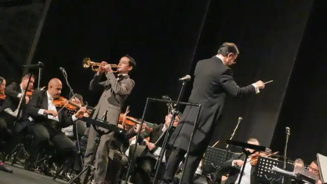 Joven pianista en el escenario del Teatro Morelos durante un concierto