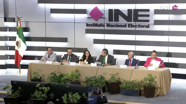 Autoridades electorales durante la conmemoración del 25 aniversario de la ATERM en el INE