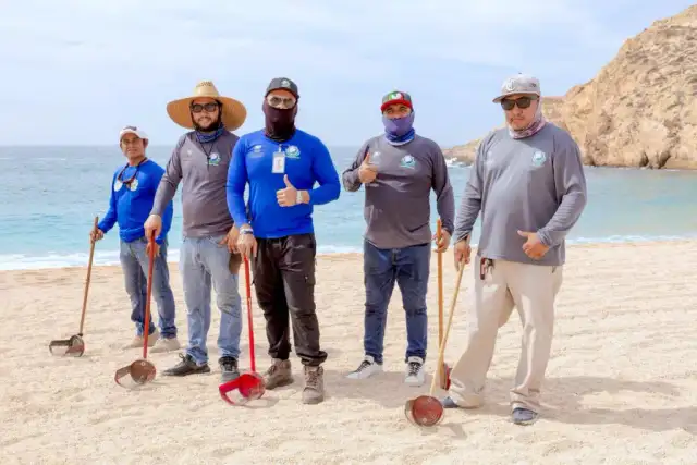 Personal de ZOFEMAT recogiendo residuos en Playa Santa María