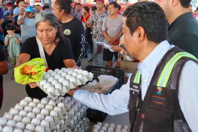 Personas durante una jornada social en una colonia de Cabo San Lucas
