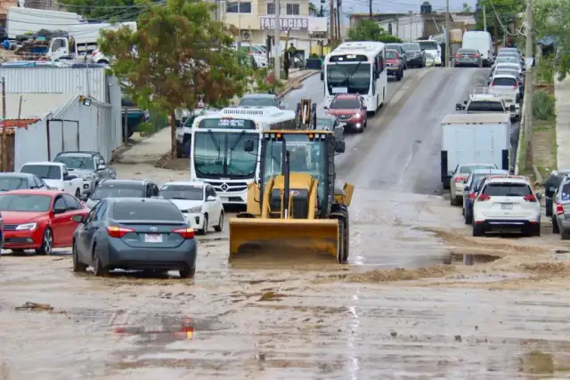 Personal de Protección Civil supervisa vialidades durante lluvias en Cabo San Lucas