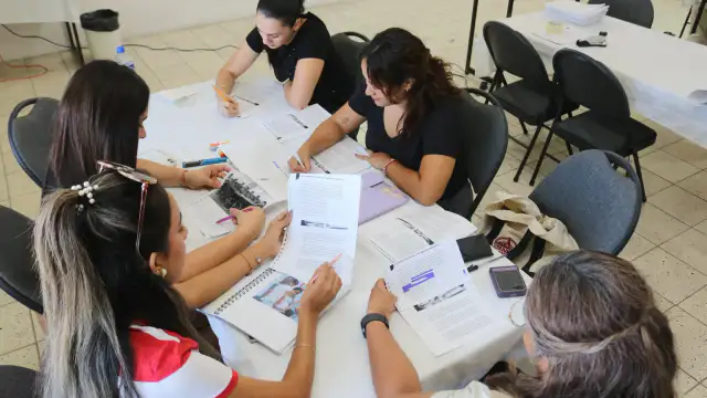 Docentes durante taller de capacitación en Baja California Sur