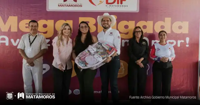 Personas formadas durante una brigada de apoyos y servicios en una colonia de Matamoros