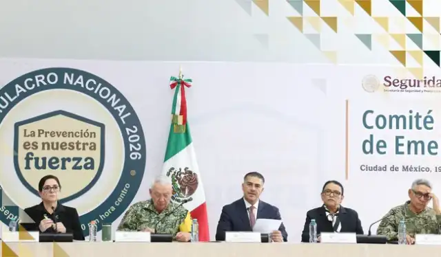 Personas evacuando un edificio durante un simulacro de sismo en México