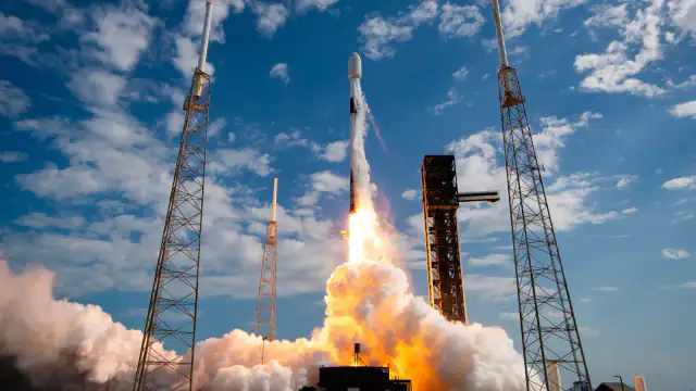 Lanzamiento del cohete Falcon 9 con la misión RSGS desde Cabo Cañaveral