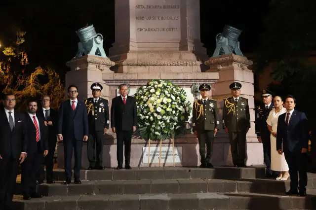Autoridades durante el homenaje por el 216 aniversario del inicio de la Independencia en Zacatecas