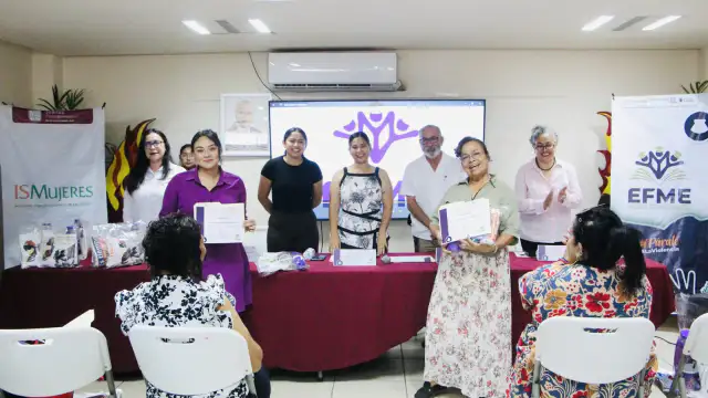 Mujeres participantes en una sesión de capacitación del ISMujeres en Cabo San Lucas