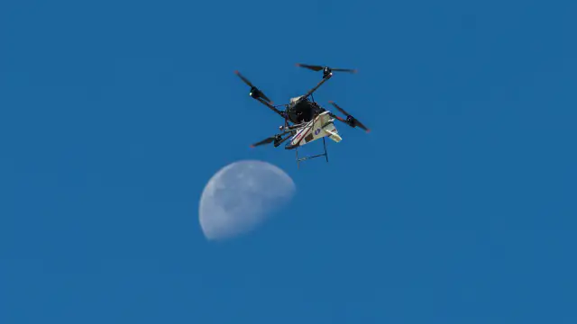 Dron Alta-X de la NASA sobrevolando un bosque