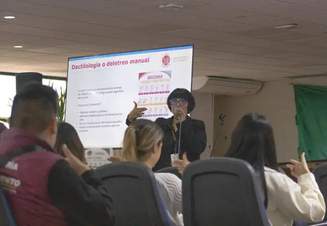Servidores públicos durante un taller de capacitación en una oficina municipal