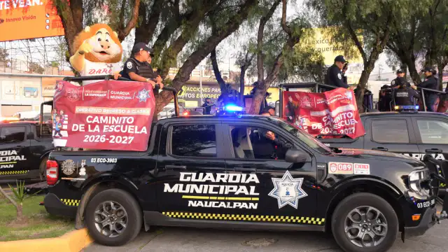 Patrullas y elementos municipales durante el operativo de regreso a clases en Naucalpan