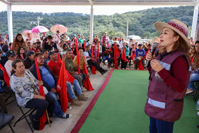 Entrega de mochilas y útiles escolares en una escuela primaria de Nicolás Romero