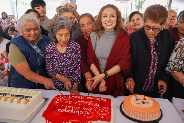 Adultos mayores reunidos en la explanada del Centro Histórico San Pedro Azcapotzaltongo
