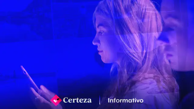 Personas usando dispositivos digitales con símbolos de inteligencia artificial