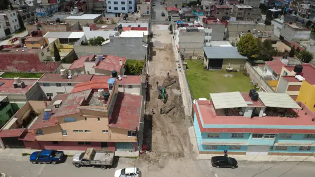 Calles en construcción con concreto ecológico en la colonia Parques Nacionales de Toluca