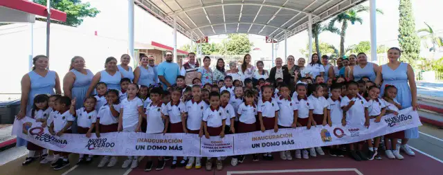Niñas y niños en el patio cubierto del preescolar Juana de Asbaje en Chetumal