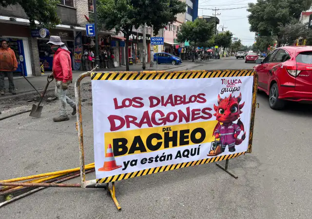 Trabajadores realizan obras de bacheo en una avenida de Toluca