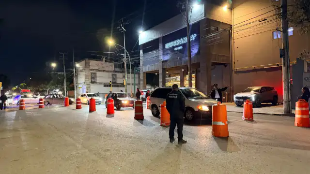 Agentes de tránsito revisan vehículos durante un operativo nocturno en una avenida de Toluca