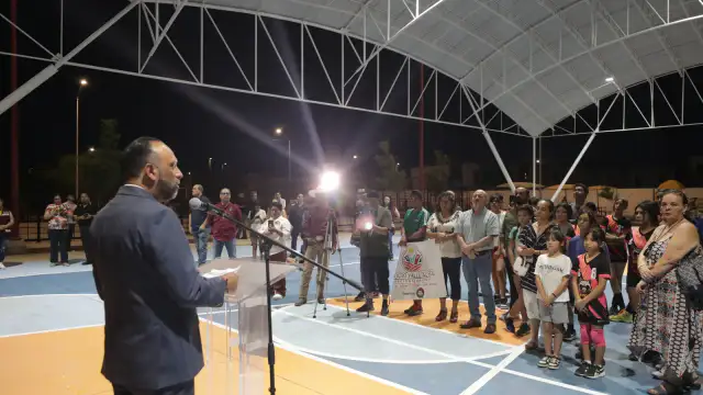 Autoridades municipales y vecinos durante la entrega del parque rehabilitado en Ciudad Juárez
