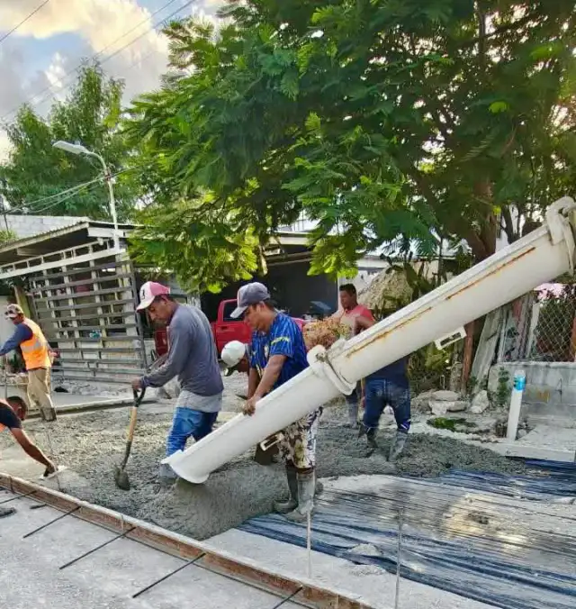 Trabajadores realizando colado de concreto en una calle de Reynosa