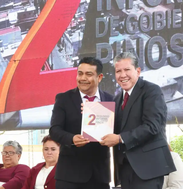 Gobernador de Zacatecas y alcalde de Pinos durante un acto público en el municipio