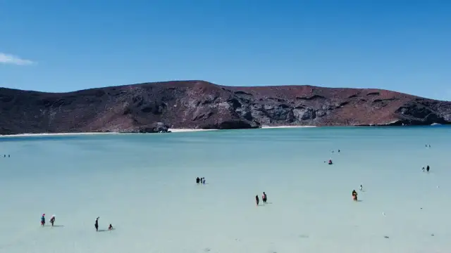 Vista de una playa en Baja California Sur con turistas