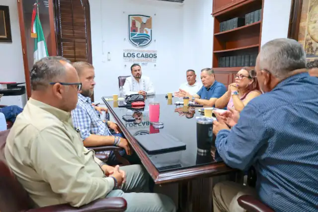 Personal de Protección Civil notifica a residentes en el arroyo El Pedregal, Los Cabos.