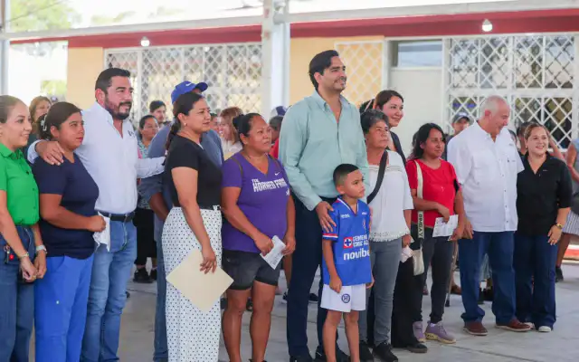 Vecinos de la colonia Rincón de las Flores durante la jornada de subsidio del agua