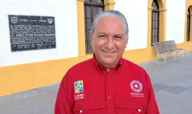 Personal de Protección Civil durante monitoreo meteorológico en Los Cabos