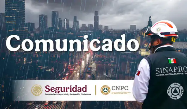 Personas caminando bajo la lluvia en una calle inundada de una ciudad mexicana