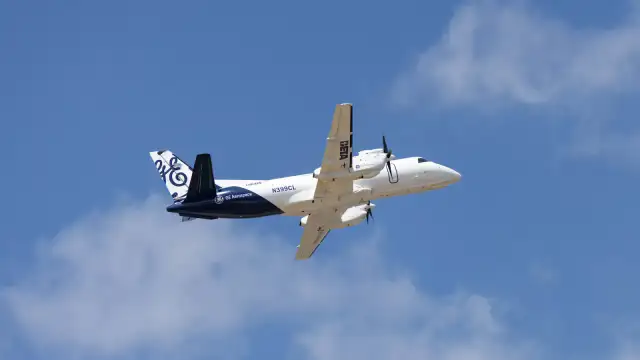 Aeronave Saab 340B con motor híbrido-eléctrico en exhibición en Farnborough Air Show
