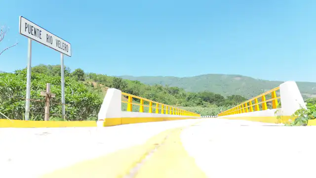 Puente vehicular en construcción sobre el río Velero en Ayutla de los Libres, Guerrero