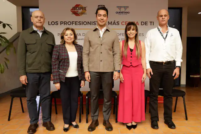 Personas en la inauguración del programa de servicios profesionales en Querétaro