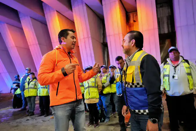 Auxiliar vial dirigiendo el tráfico en una avenida de Querétaro