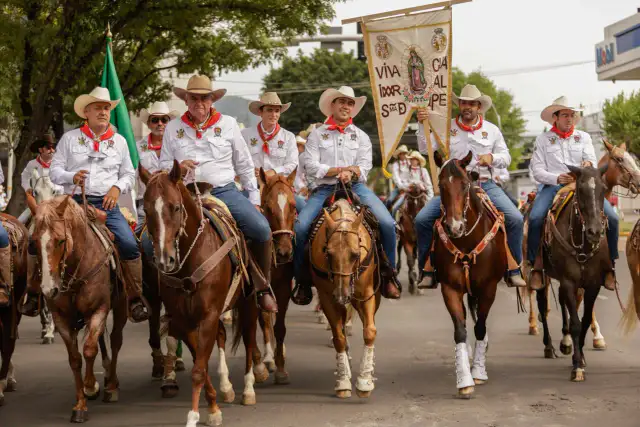 Jinetes durante la cabalgata de la Conspiración en el Centro Histórico de Querétaro