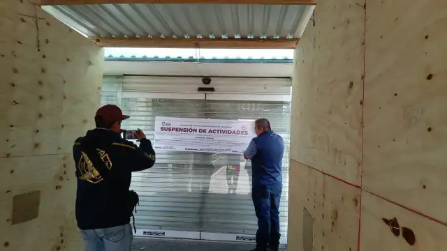 Entrada de plaza Luna Parc con estructura metálica de protección peatonal