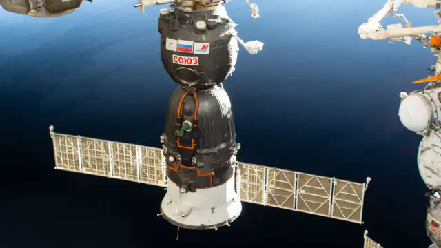 Astronauta y cosmonautas en la Estación Espacial Internacional