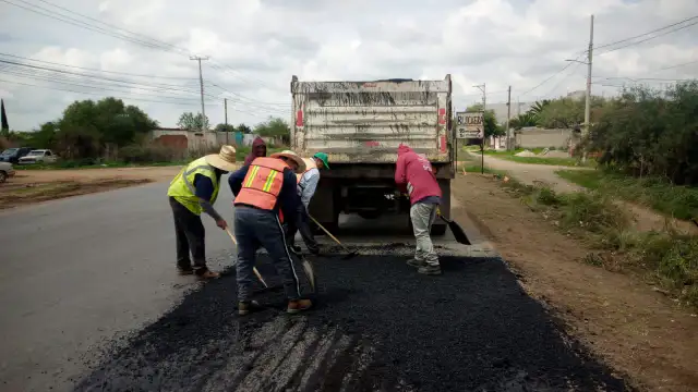 Obras de rehabilitación en carretera Tacoaleche-Casa Blanca, Guadalupe, Zacatecas