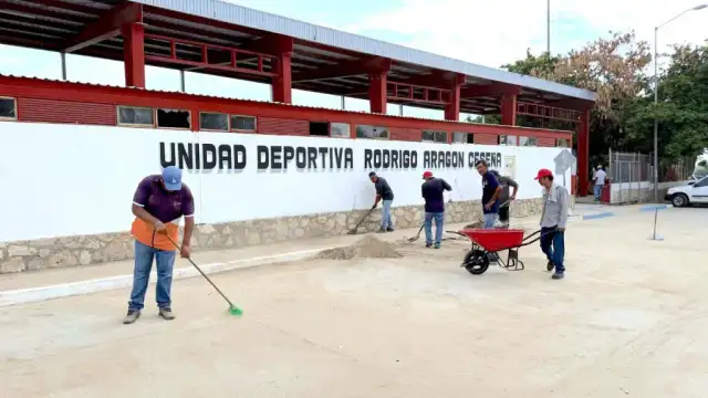 Personas trabajando en la limpieza de una unidad deportiva en San José del Cabo