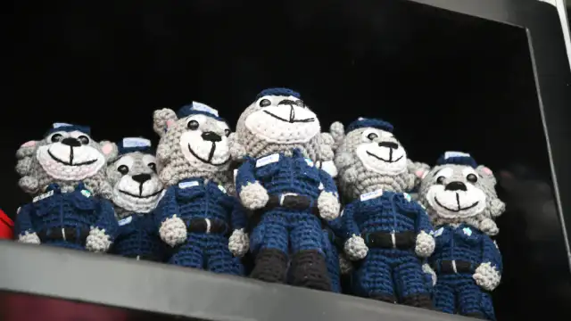 Stand de artesanías con peluches y objetos de madera en el Poliforum de León