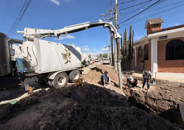 Trabajadores reparando una tubería de agua en una calle de Cuautitlán Izcalli