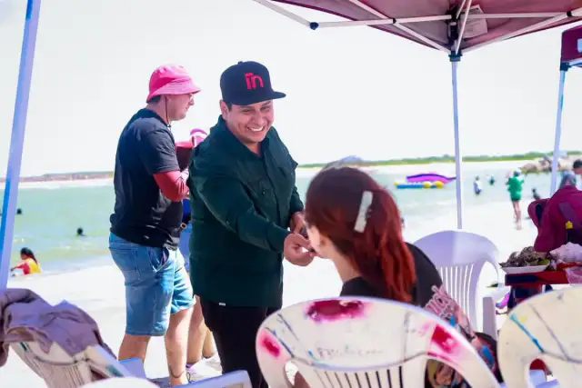 Voluntarios entregan preservativos en módulo de playa durante campaña de prevención